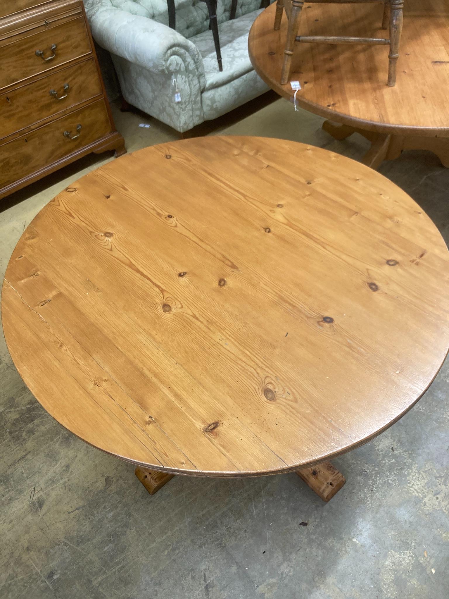 A Victorian style circular pine dining table, diameter 121cm, height 73cm